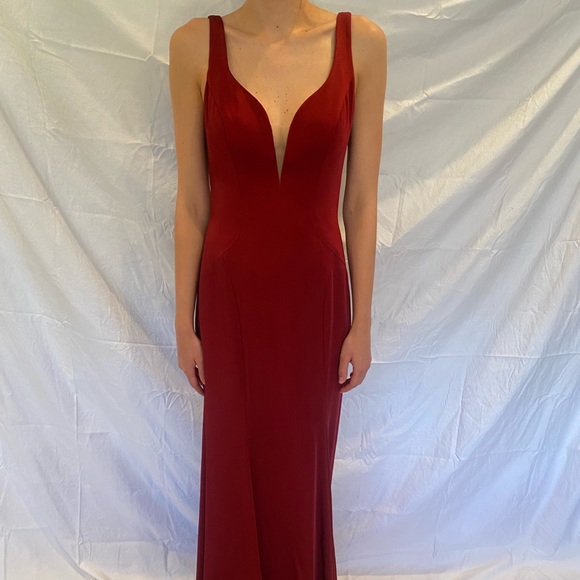 Red gown - Picture 1 of 5